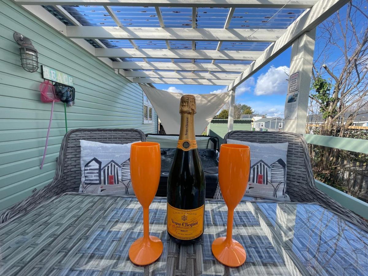 Den Of Joy Humberston Fitties Sleeps 6,Hot Tub,Log Burner Villa Cleethorpes Kültér fotó